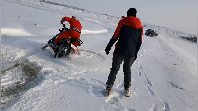 Вы такого ещё точно не видели ?Санта проехался на крыше автомобиля,а также попробовал дрифтонуть на смотреть онлайн