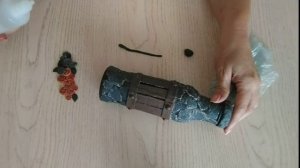 Простой декор бутылки под дерево и камень своими руками.