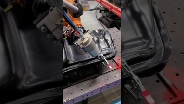 немецкий робот KUKA пластиковый топливный бак Jeep Grand Cherokee WK-WH смотреть онлайн