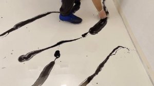 Новый белый глянцевый пол из эпоксидной смолы Metally Epoxy.