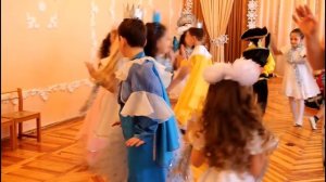 Парный новогодний танец "Бубенцы" ДОУ №8 "Малыш" г.Шахтерск, Украина