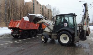 Коммунальные службы округа вывозят снег на снегоплавильные пункты