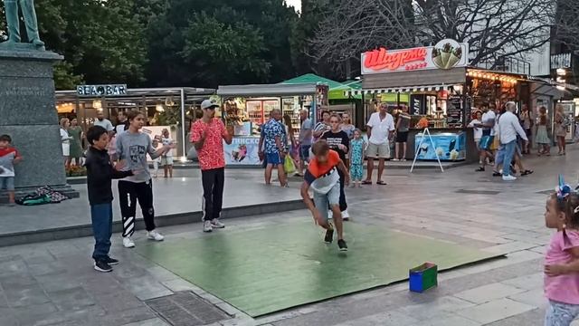 Ялта. 2021. Набережная. Танцоры. Кто эти ребята? смотреть онлайн