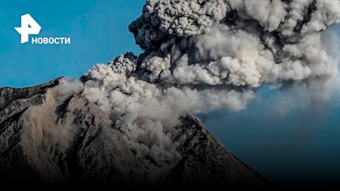 Дыхание вулкана Эбеко: страшно красивые кадры столбов черного дыма / РЕН Новости