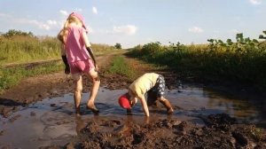 Дети грязи не боятся Влог в деревне   Вкуся и Медведь