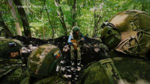 Гитарист "Зверей" сыграл в окопе на балалайке для российских бойцов