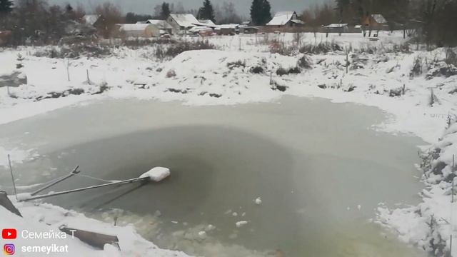 Свой пруд на даче зимой/Со скребком на холме у пруда. Пруд на участке с рыбой и раками своими рукам