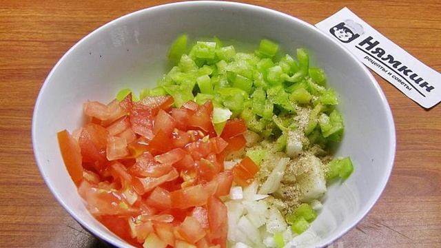 Мясные зразы с начинкой из помидоров, болгарского перца и лука на сковороде