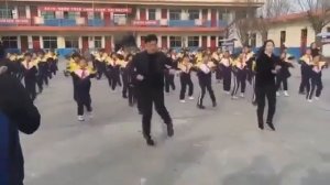Китайцы танцуют грузинскую Лезгинку