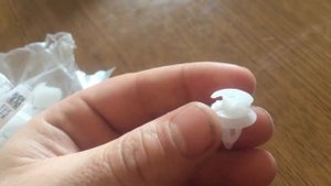 Е34 Touring. Клипсы дверных карт из китая.