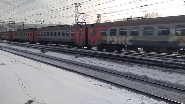 Электропоезд Новокузнецк Междуреченск отправляется со станции Новокузнецк С Днем Защитника Отечеств