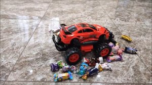 Испытание радиоуправляемой машинки.  Машина едет дома по снегу. Машинка на пульте управления.