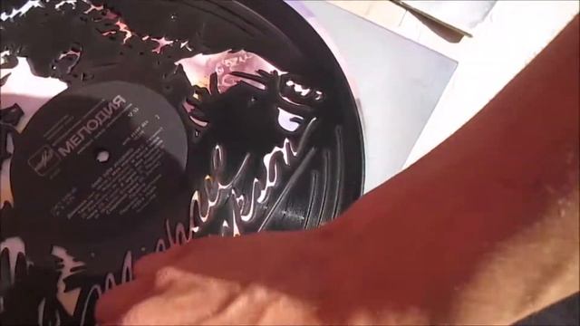 Процесс изготовления часов из виниловой пластинки - RockClock.ru и FreLazer.ru смотреть онлайн