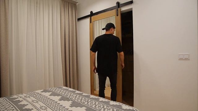 Раздвижная дверь с вращающимся зеркалом смотреть онлайн