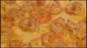 Салат Цезарь с жареными креветками и яичным соусом