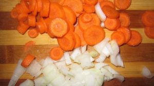 Курица тушеная с кукурузой в томате