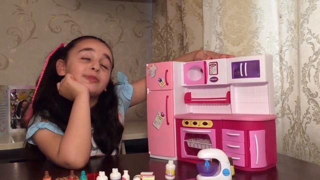 У меня НОВАЯ КУХНЯ??! | ПОЧЕМУ Я МНОГО СМЕЮСЬ? | Готовим КЕКСЫ ИЗ ИГРУШЕЧНЫХ ПРОДУКТОВ смотреть онлайн