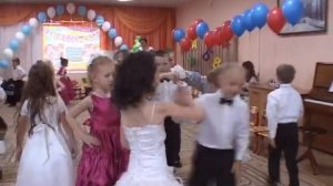 Трогательный прощальный танец на выпускном в детском саду