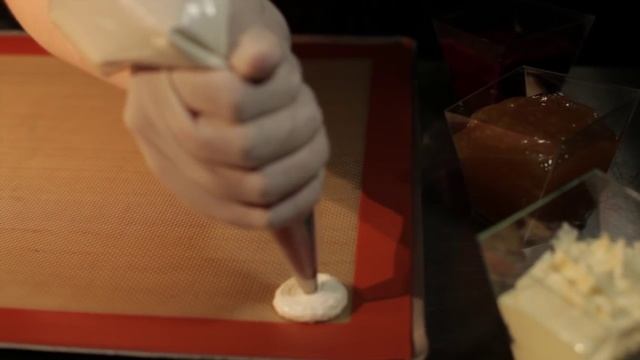 Как готовят французские пирожные макарон (макаруны, макарони, макаронс) Mon Bon смотреть онлайн