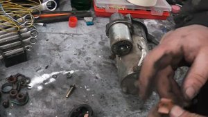 Почему втягивающее срабатывает а стартер не крутит? одна из причин