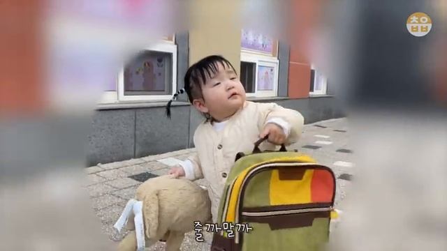 자기이름 말하기 성공? 2개월 아기를 만난 17개월의 반응??? 2년만에 돼갈먹음?