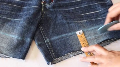 DIY: 3 Easy Ways to Turn Jeans Into Shorts || Shorts from Old Jeans