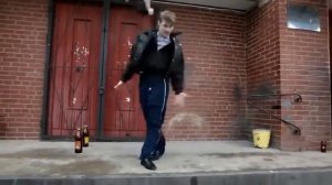 Гопник танцует под музыку для кариды