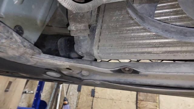 Замена антифриза на рено логан. И замена масла в двигателе. смотреть онлайн