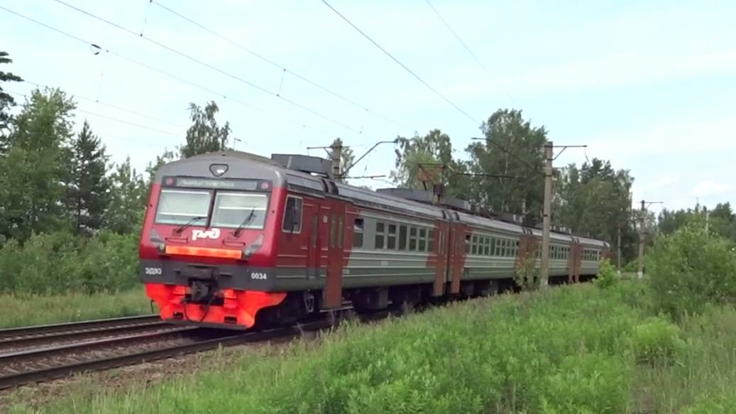 Электропоезд ЭД9Э-0034 сообщением Нижний Новгород - Семёнов прибывает к пл. Рекшино