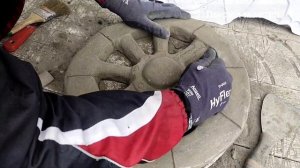 Сделал из бетона колесо от старой телеги , в качестве декора для сада .