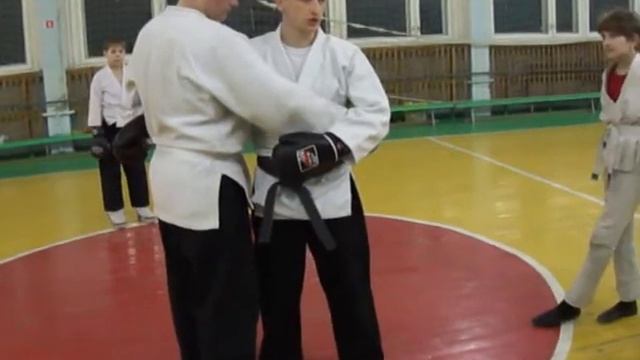 17 Бросок через бедро в перчатках.MP4 смотреть онлайн