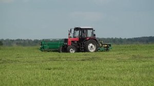 Кошение травы трактор МТЗ 892 С жаткой