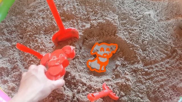 For children, excavations in the sandbox are looking for kulichiki we study colors draw on video. смотреть онлайн