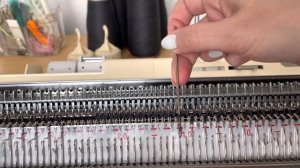 Вяжем шапку английской резинкой на машине/шапка-ушанка на вязальной машине/вязание на машине