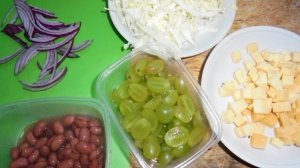 Салат из красной фасоли с виноградом