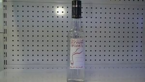 Укупорка пробкой бутылки Гуала