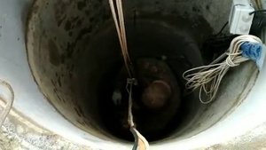 Скрепление колец железобетонного колодца, с помощью скоб из нержавеющей стали