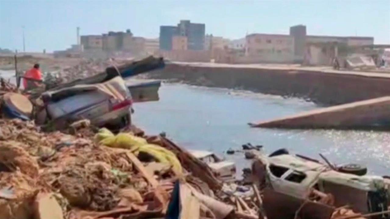 В Ливии спасатели МЧС ликвидируют последствия разрушительного наводнения
