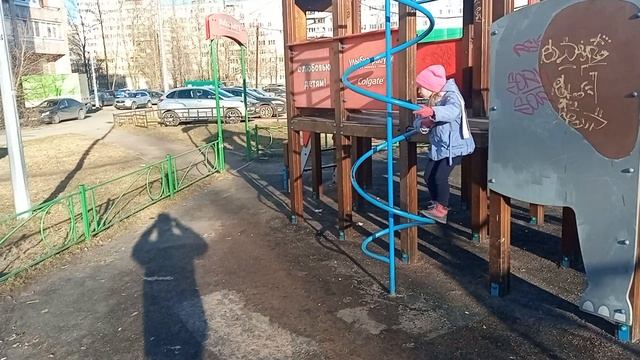 Небольшая физкультурная разминка Насти по дороге из ДС.