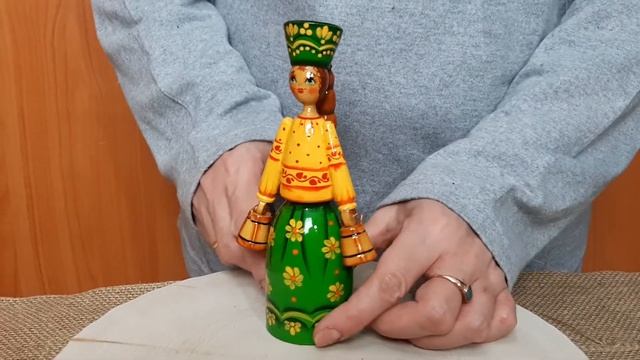 Деревянная кукла в русском костюме с ведрами
