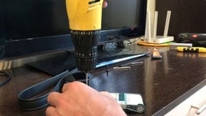 Ремонт петли пятой двери хлопушки микроавтобусов Фольксваген Т5, Т6,Т6.1. Петля 7H5829621B. Часть 1