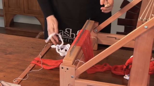 How to put a warp on your table loom Pt 1 смотреть онлайн