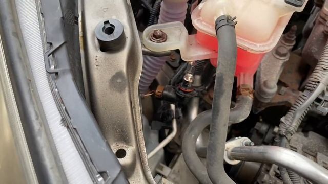 Toyota RAV-4 High Beam bulb replacement смотреть онлайн