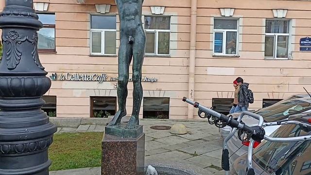 Писающий мальчик на берегу реки времени.Необычные памятники вы Санкт-Петербурге.