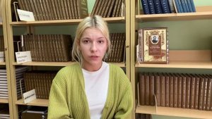 Стихотворение Е.Евтушенко "Цветы лучше пуль" читает ученица 9В класса Белова Татьяна