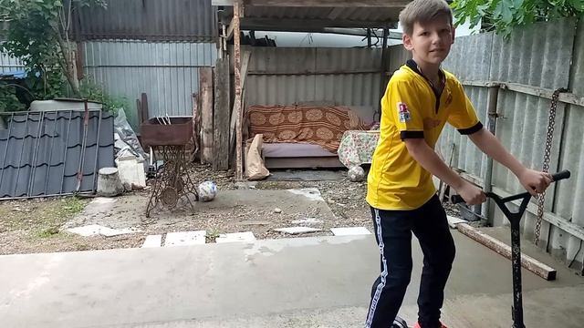 делаем трюки́ на самокате!???