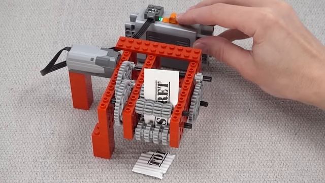 Shredding Paper with Lego Gears смотреть онлайн