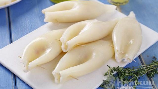 Кальмары с сыром фета и помидорами