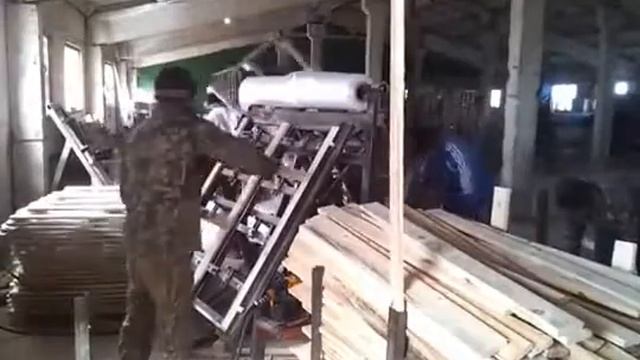 Деревянные паллеты, сборка паллет на универсальной линии