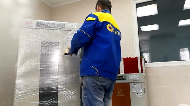 Упаковка холодильника перед отправкой . смотреть онлайн